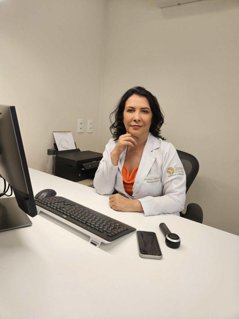 Dra. Sirenice Dermatologista em sua clínica.