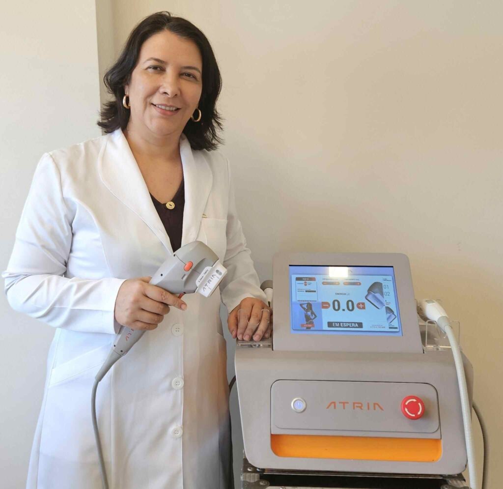 Dra. Sirenice, dermatologista em Juiz de Fora com seu aparelho de ultrassom microfocado para tratamento de flacidez.
