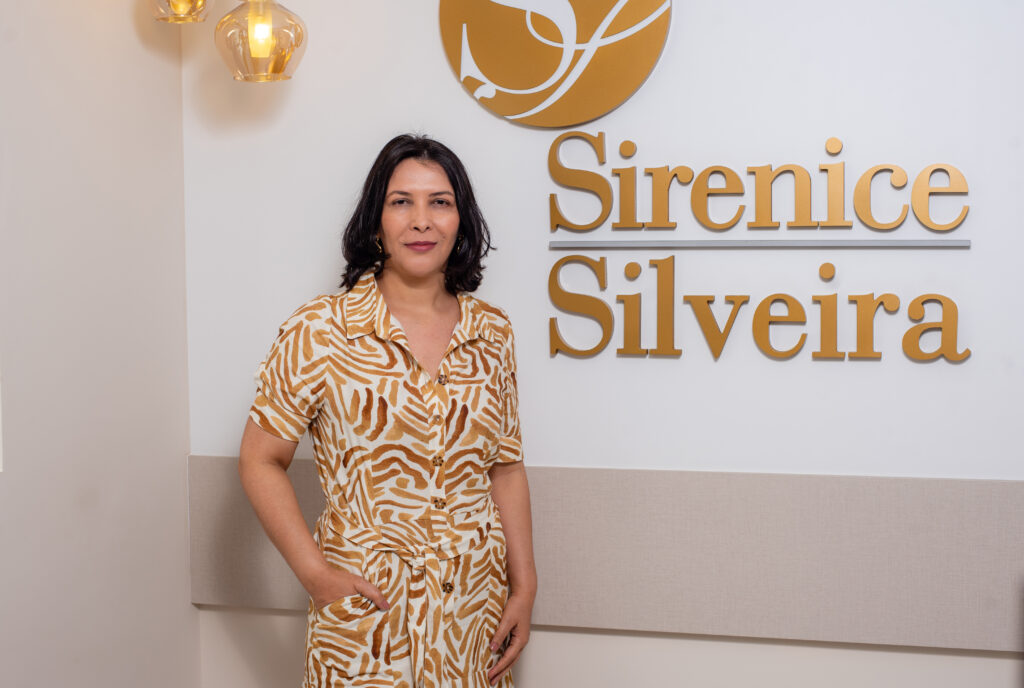 Foto da Dra. Sirenice na recepção do seu consultório, que é especializada em dermatologia Estética.