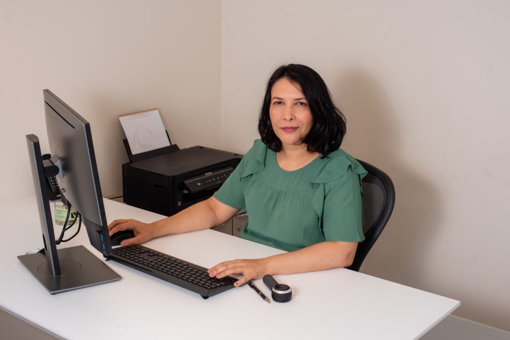 Dra. Sirenice em seu consultório