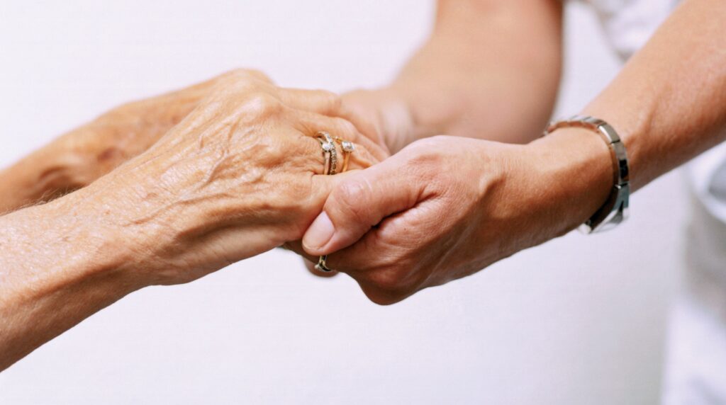 Mãos emagrecidas e com perda de hidratação.