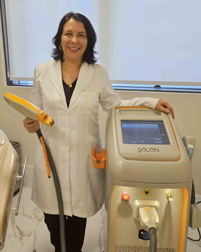 foto Dra. Sirenice ao lado do laser