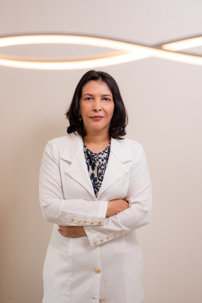 Dra Sirenice em sua clínica