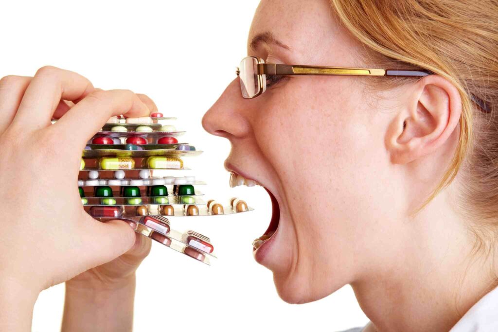 pessoa pronta para tomar medicamentos
