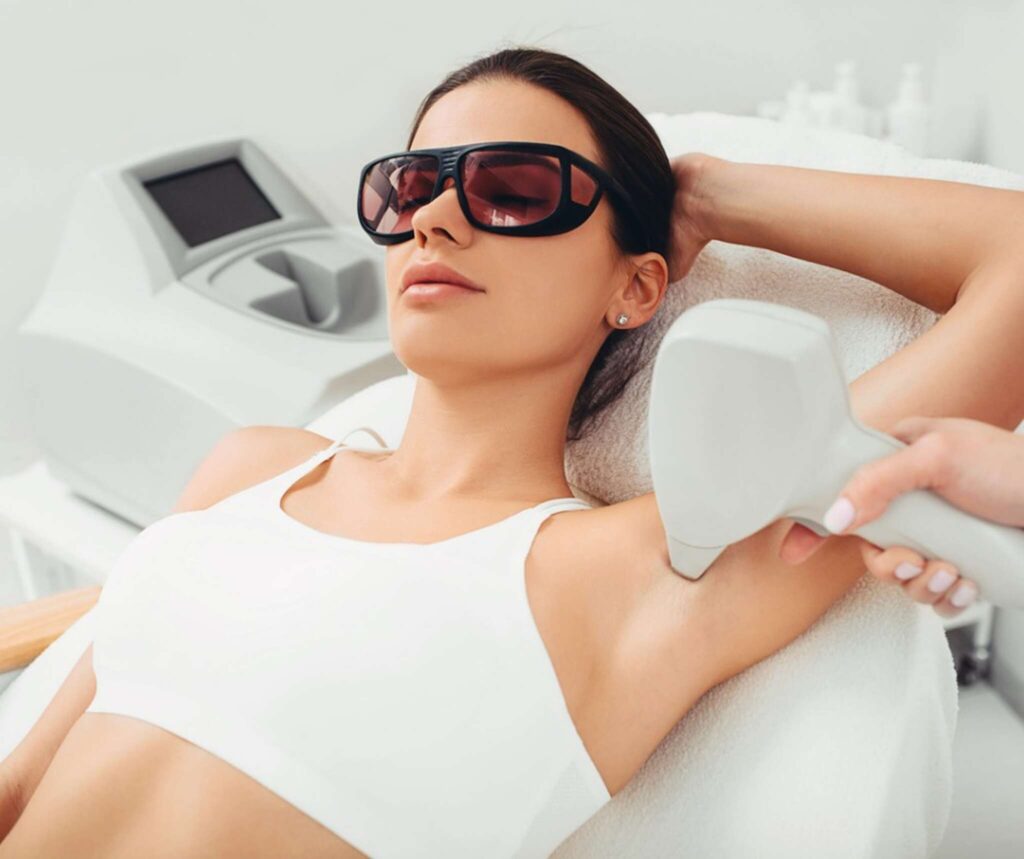 mulher fazendo depilação laser