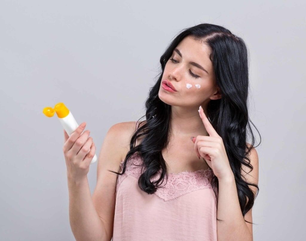 Protetor solar é parte essencial no tratamento da acne.