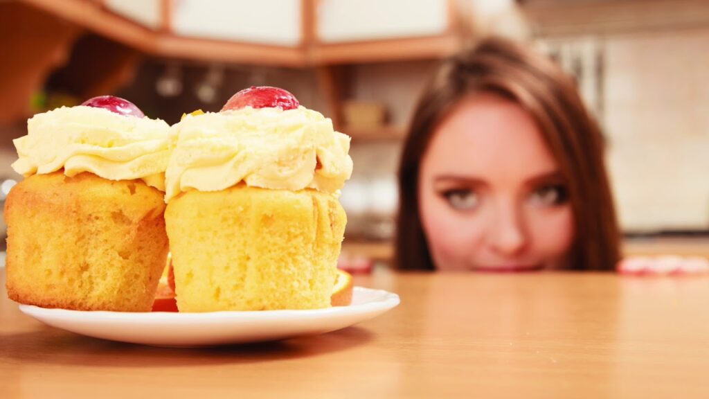 Dietas com alto teor de acúçar e leite podem podem piorar a acne da mulher adulta.