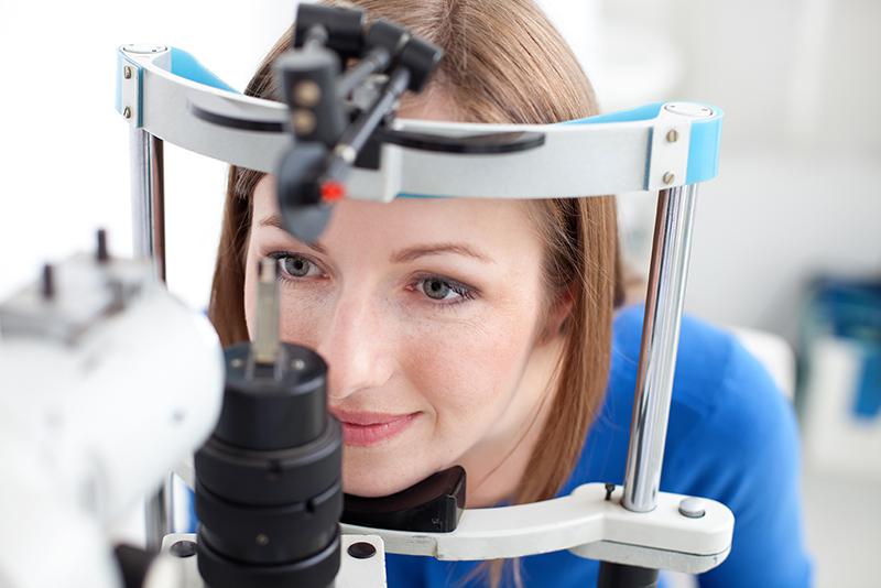 O tratamento da rosácea ocular exige acompanahmento com Oftalmologista.