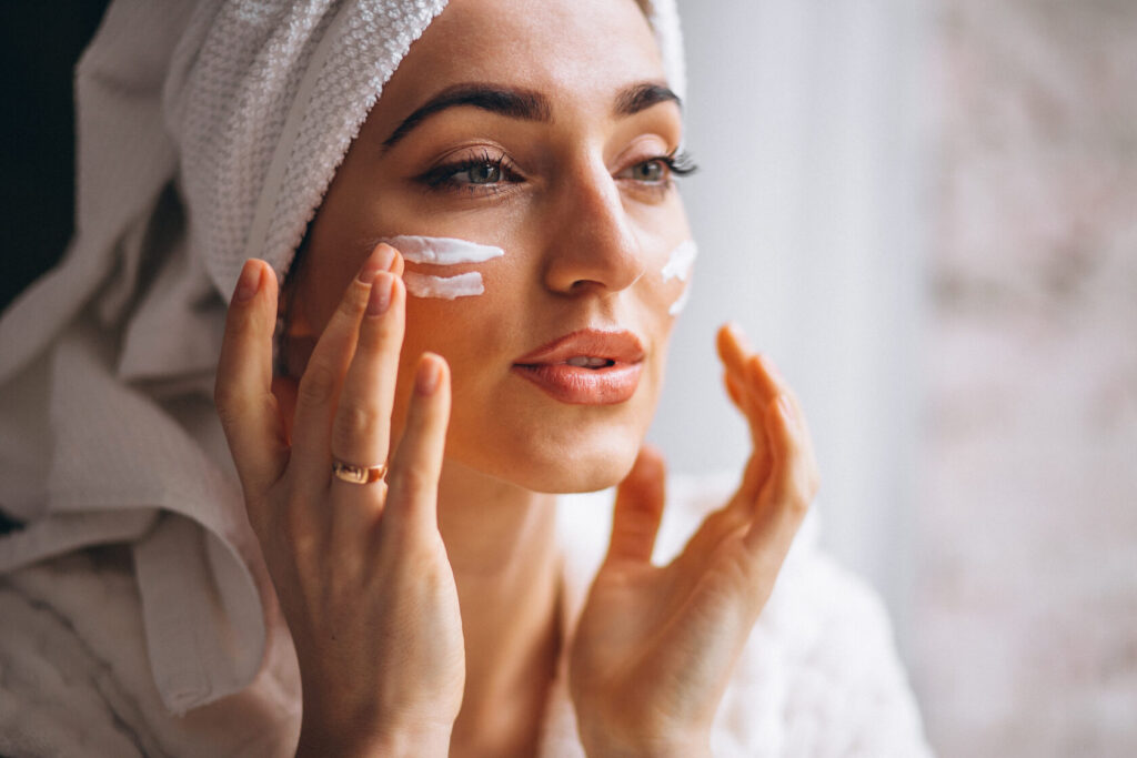 Uma rotina adequada de cuidados com a pele é fundamental para tratar e controlar a acne na mulher adulta.