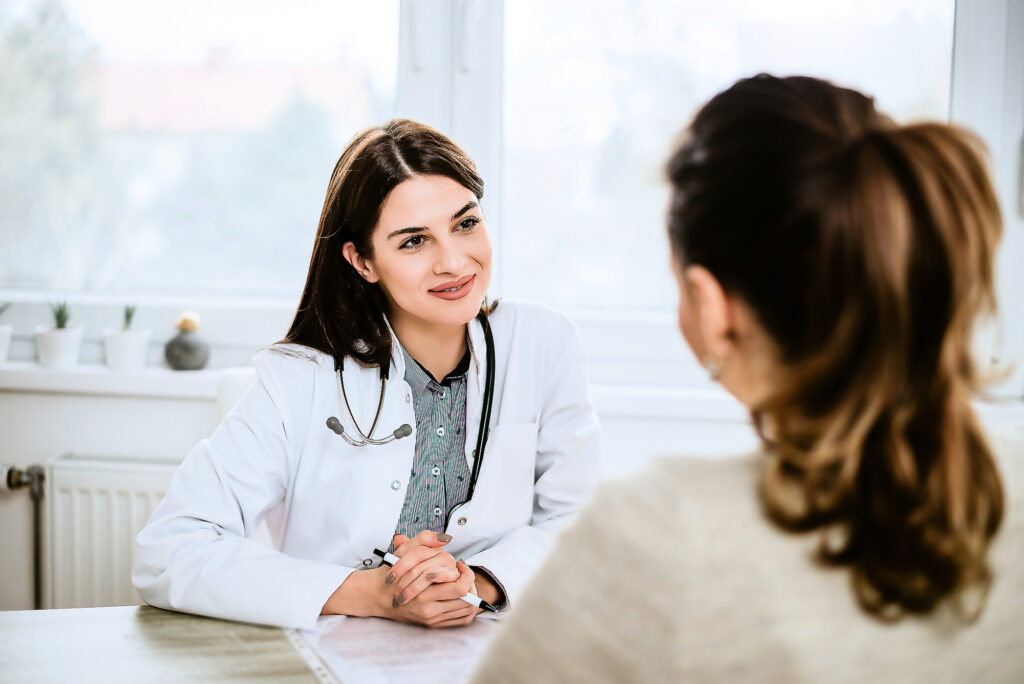 Dermatologista é o profissional que faz o diagnóstico e institui o tratamento correto para doenças dos cabelos e ele está preparado para cuidar de pacientes com Efluvio Telógeno Agudo.