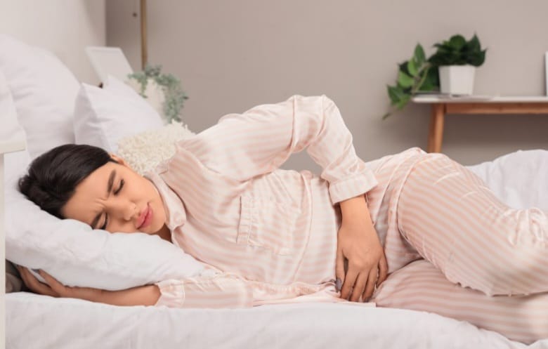 Os ciclos menstruais podem se alterar com atrasos frequentes, sangramento em excesso, TPM mais intensa, entre outros.