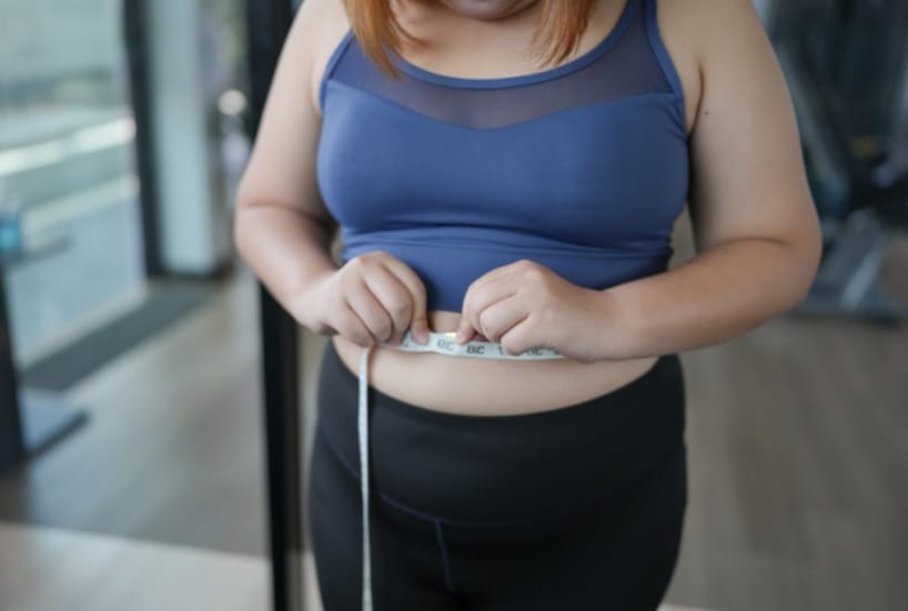 Dificuldade para perder peso, junto a outros sinais e sintomas, e queda de cabelos na região do topo da cabeça indicam alterações hormonais.
mulher com queda de cabelo feminina