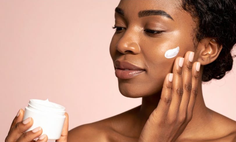 O hidratante é item essencial para qualquer tipo de pele. No caso da mulher com pele oleosa, podem ter textura em gel.