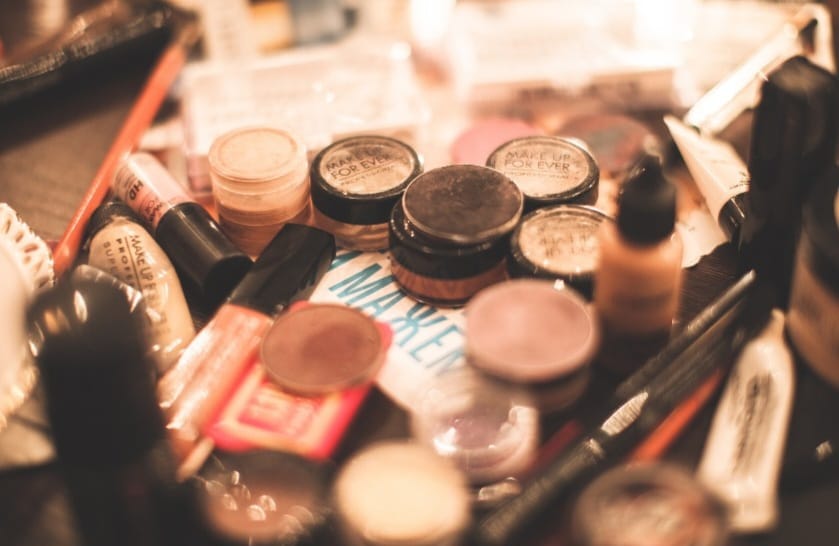 Aplicar maquiagem sem excessos e retirar todo o resíduo da pele é essencial como cuidado da pele oleosa.
varias maquiagens sobre uma mesa